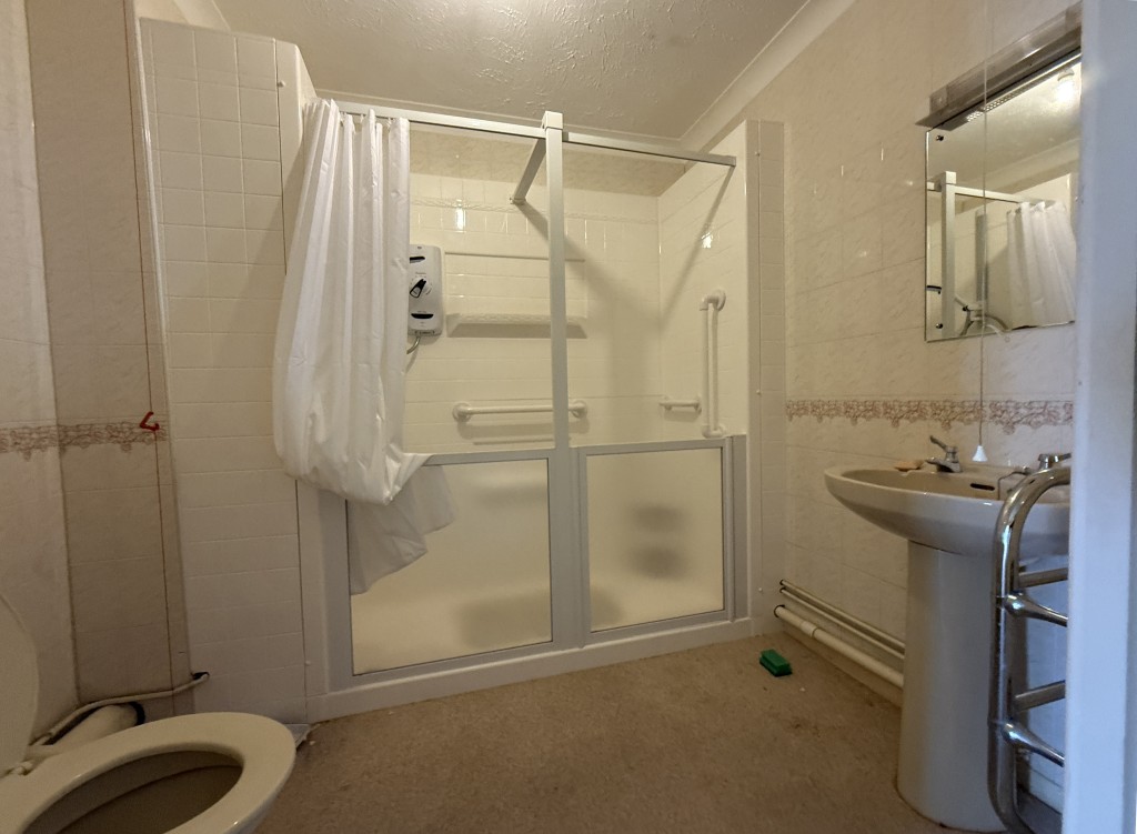 Lot: 54 - RETIREMENT FLAT IN POPULAR EXETER DEVELOPMENT - Shower room